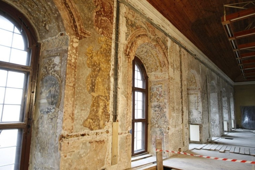 Uniwersytet zabezpieczył barokowe freski. Na ich rekonstrukcję nie ma jednak pieniędzy (FOTO)