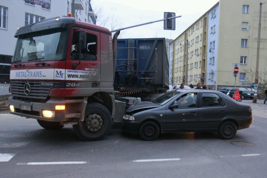 Wrocław: Na Kościuszki wjechał fiatem pod ciężarówkę (ZDJĘCIA)