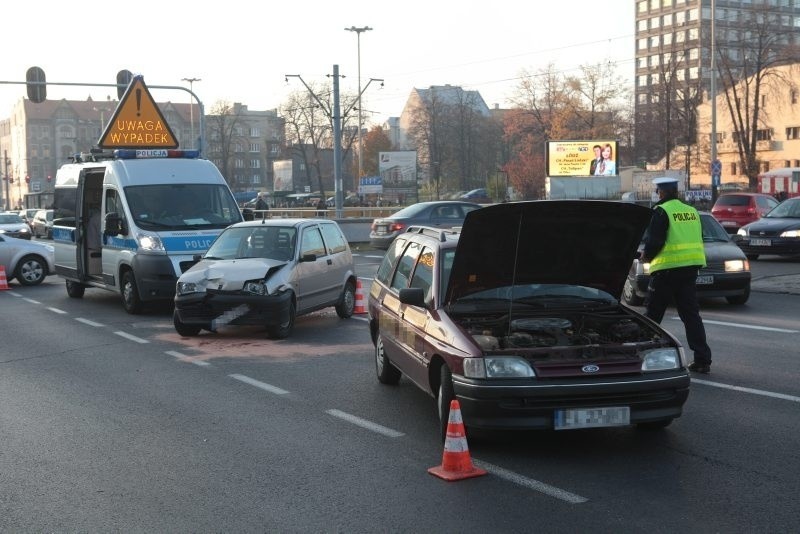 Wypadek na Mickiewicza. 2 osoby w szpitalu [ZDJĘCIA]