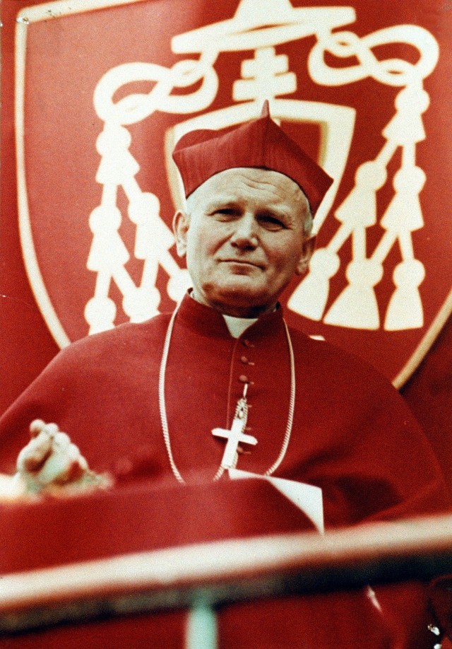 Kardynał Karol Wojtyła na męskiej pielgrzymce do Piekar 28 maja 1978r. A 16 października 1978r. został papieżem Janem Pawłem II. Już w niedzielę kard. Stanisław Dziwisz ofiaruje piekarskiemu sanktuarium relikwie błogosławionego Jana Pawła II.