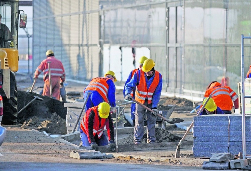 Prace na zewnątrz nowego pasażerskiego dworca lotniczego w...