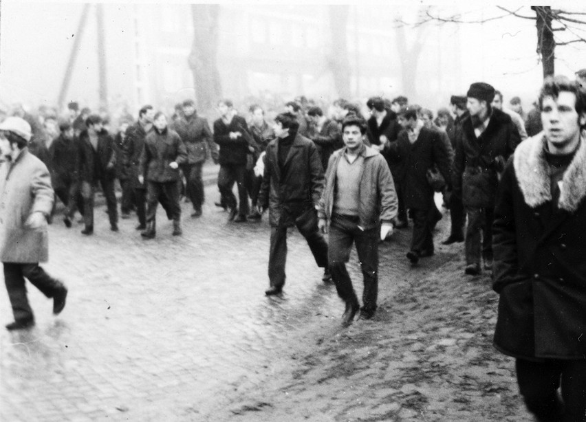 Zdjęcie z 17 grudnia 1970 r. na ulicy Czerwonych Kosynierów...