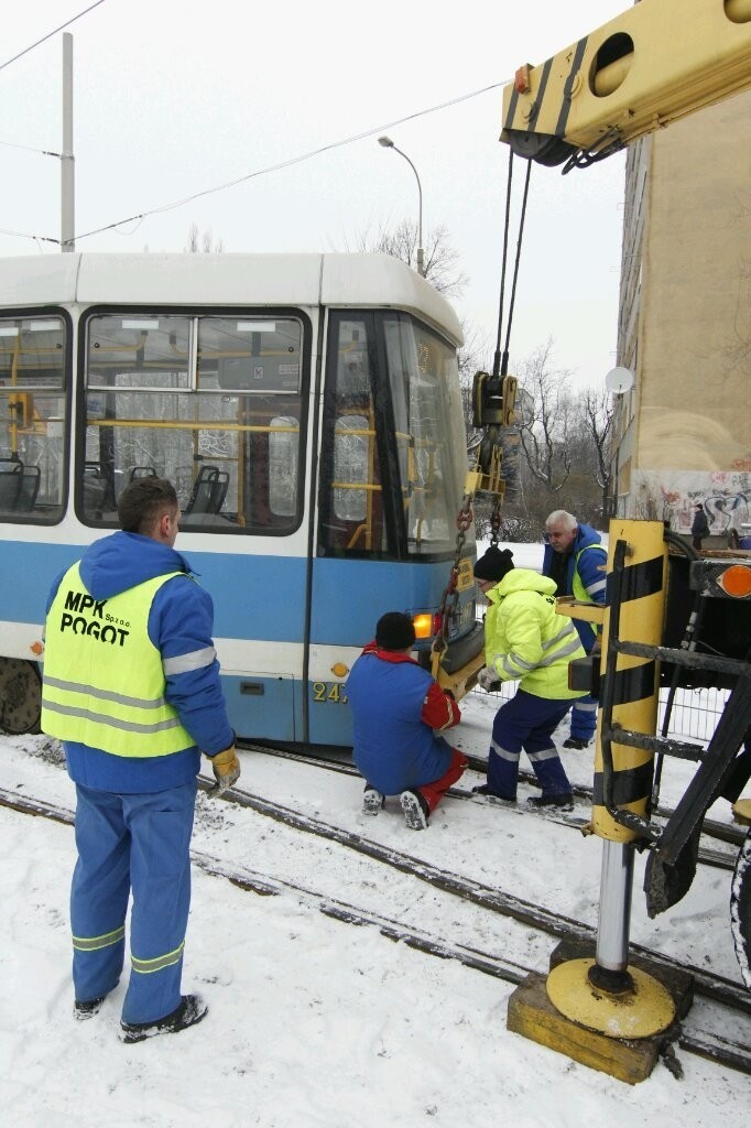 Wrocław: Tysiące ludzi nie dojechały do pracy, bo wykoleił się tramwaj (LIST, ZDJĘCIA)