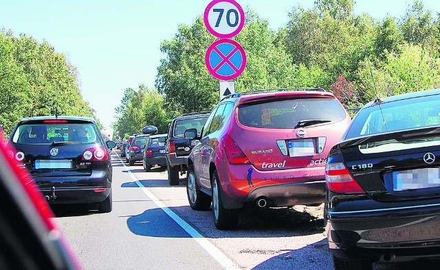 Na Półwyspie Helskim kierowcy parkują na poboczach blisko plaży,  nie przejmując się przepisami