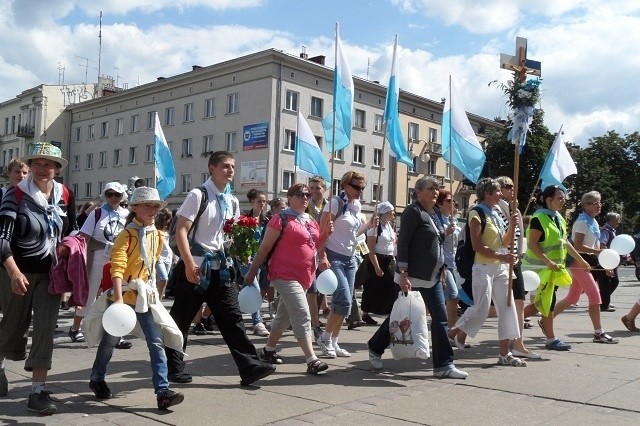 Pielgrzymka Diecezji Sosnowieckiej na Jasną Górę w pełnym słońcu! [ZDJĘCIA]