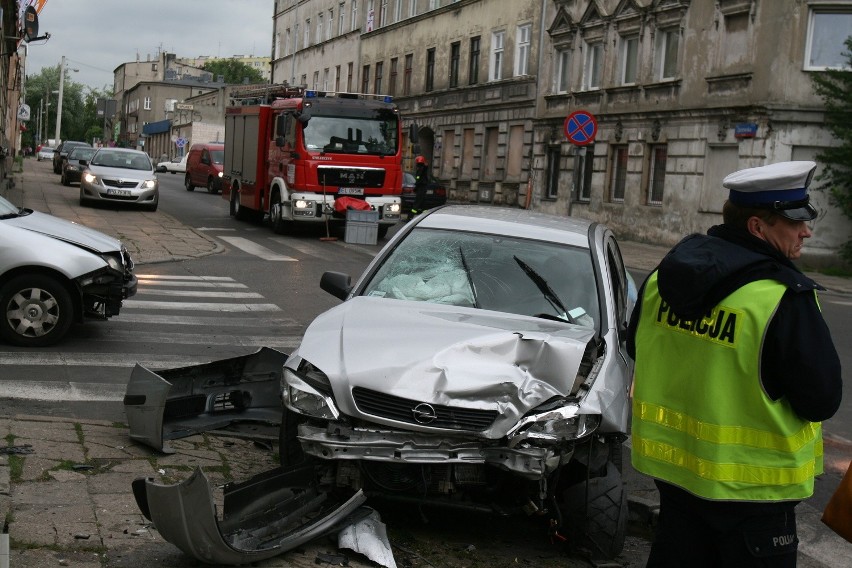 1 osoba trafiła do szpitala po wypadku na Zarzewskiej przy...
