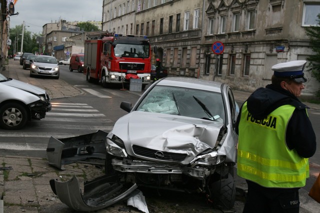 1 osoba trafiła do szpitala po wypadku na Zarzewskiej przy Suwalskiej.