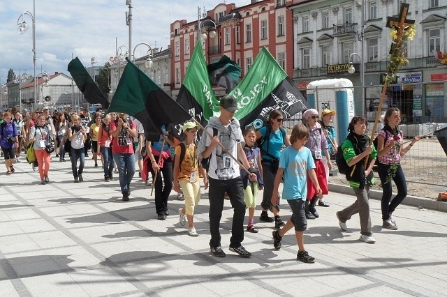 Pielgrzymka Diecezji Sosnowieckiej na Jasną Górę w pełnym słońcu! [ZDJĘCIA]