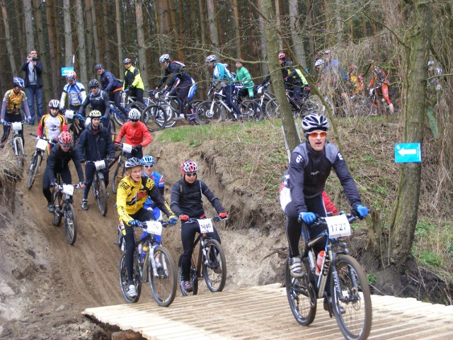 Tak walczono na trasie ubiegłorocznego MTB Marathonu. Na trasie można było zobaczyć znanych przed laty kolarzy - szosowców: Zbigniewa Krzeszowa a także Artura Spławskiego.