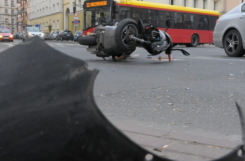Wypadek na ul. Lipowej: Skuter zderzył się z mazdą (ZDJĘCIA)