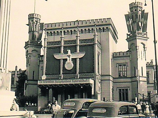 Front dworca w nazistowskim przebraniu