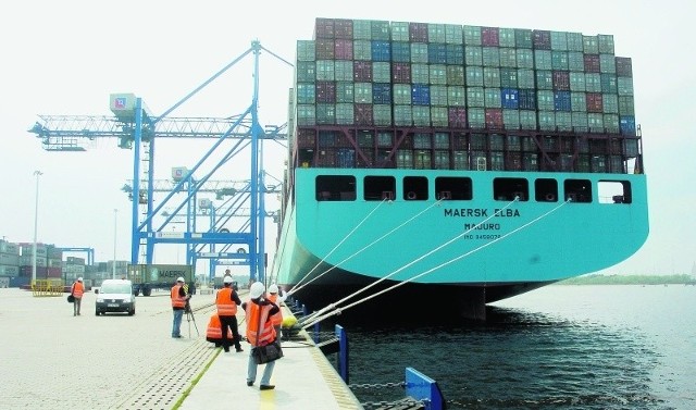 Wielki kontenerowiec Maersk Elba ma prawie 370 metrów długości.
