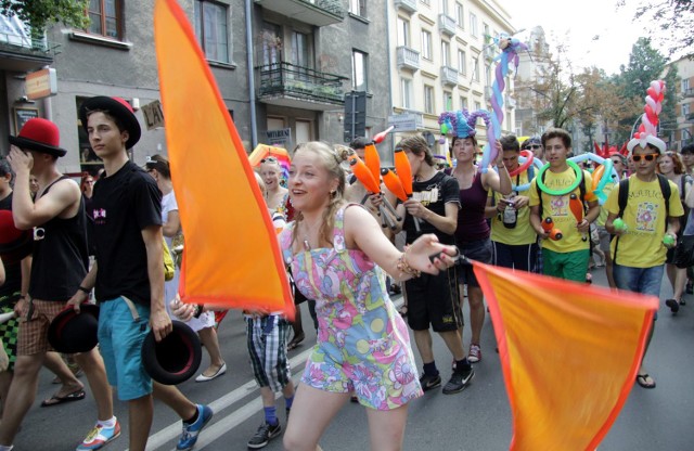 Parada kuglarska na Carnavalu Sztuk-mistrzów