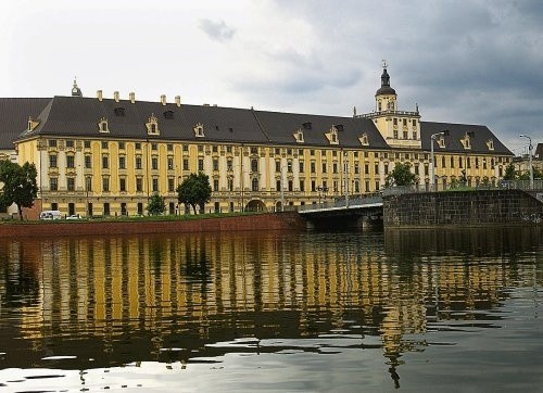 Fasada barokowego gmachu Uniwersytetu Wrocławskiego od strony Odry ma 171 metrów długości