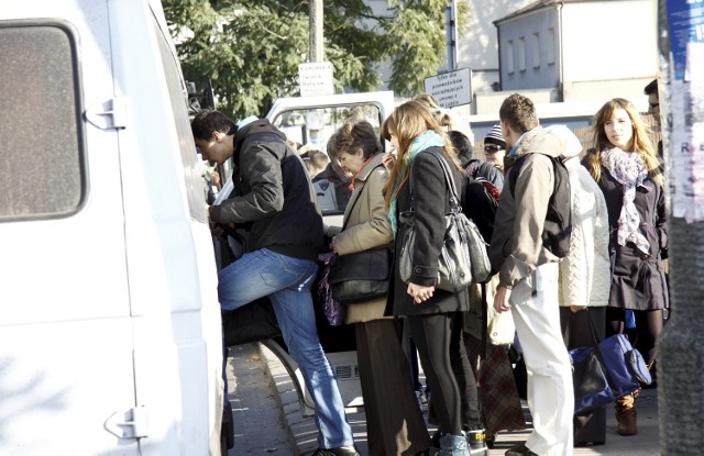 We wtorek na dworcu przy Ruskiej do busów ustawiały się długie kolejki pasażerów