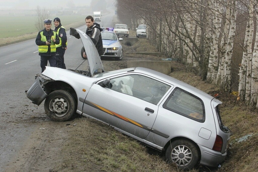 Biskupice Podgórne: Samochód w rowie. Dziecko trafiło do szpitala (ZDJĘCIA)