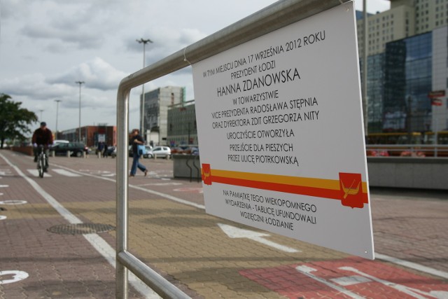 Tablica "ufundowana" przez łodzian z okazji otwarcia przejścia dla pieszych na Piotrkowskiej przy Piłsudskiego/Mickiewicza.