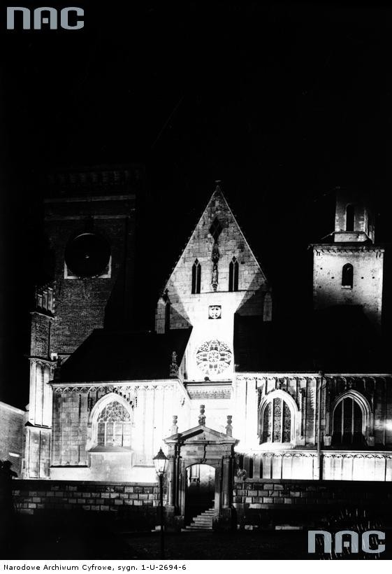 Katedra na Wawelu. Widok zewnętrzny nocą....