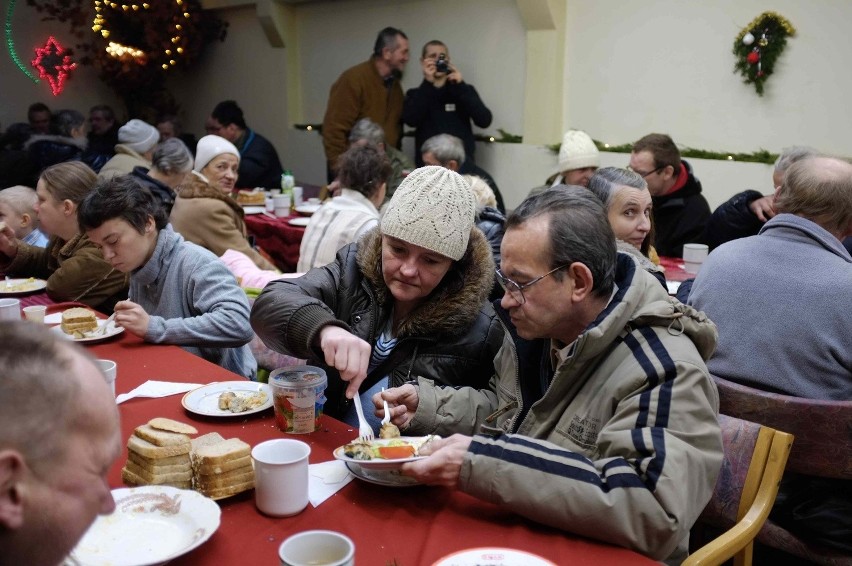 Katowice: Blisko tysiąc osób zjadło wigilijny posiłek dla potrzebujących [ZDJĘCIA]