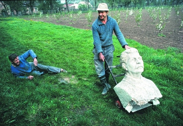 Polskę ominęła moda stawiania pomników Stalinowi. Ale jeden trafił do muzeum socrealizmu w Kozłówce. Nie na długo. Wyjechał na taczce po 1989 r.