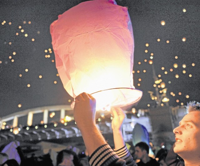 Dla uczestników poznańskiej nocy kupały nie ma piękniejszego widoku od nieba w lampionach