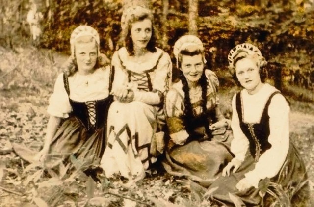 Gerda (z lewej) z koleżankami chórzystkami przed spektaklem &quot;Śpiewaków norymberskich&quot;, 23 lipca 1942
