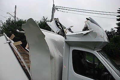 Tychy: Chińczyk uderzył mercedesem w wiadukt na Glińczańskiej [ZDJĘCIA]