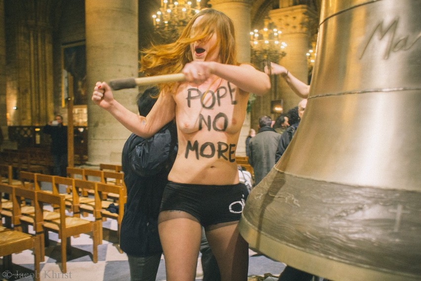 Femen &quot;świętowały&quot; abdykację Benedykta XVI: Rozebrały się w katedrze Notre-Dame w Paryżu [ZDJĘCIA]