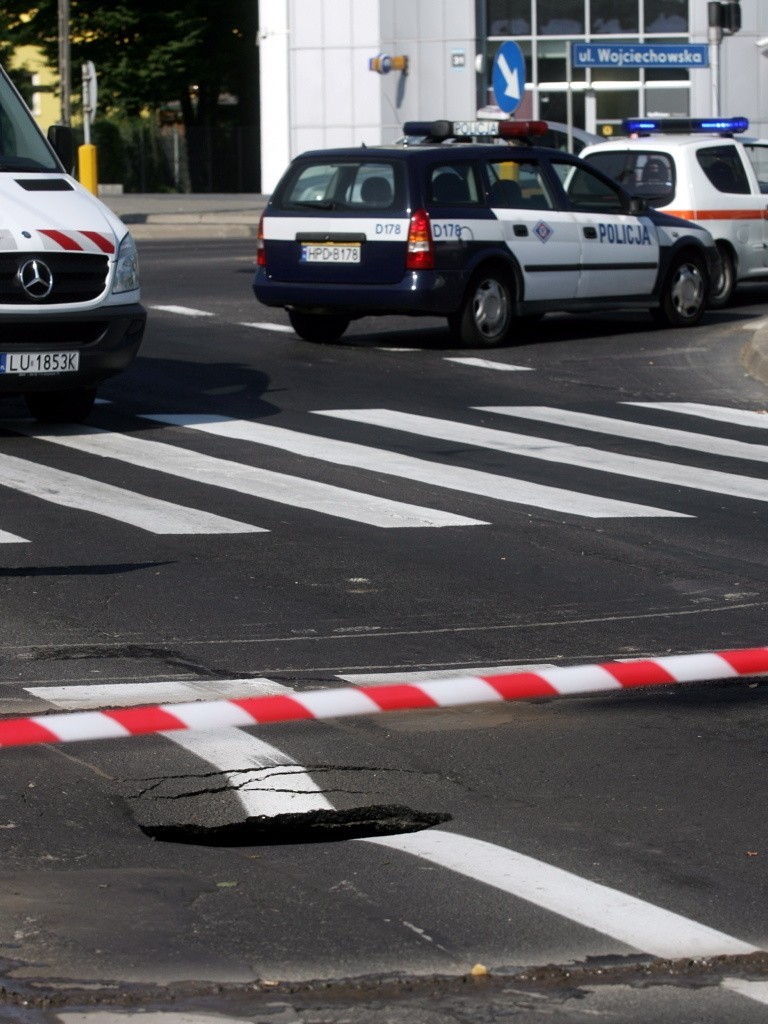 Zapadła się jezdnia na skrzyżowaniu al. Kraśnickiej z ul. Zana (ZDJĘCIA,OBJAZDY)