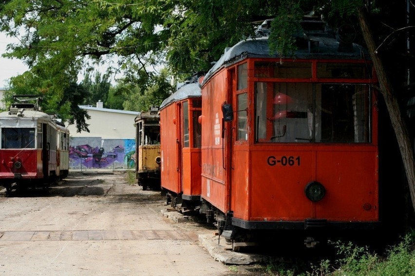 Niszczejące stare tramwaje na terenie zajezdni przy ul....