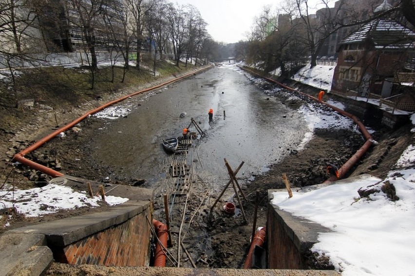 Wrocław: Fosa bez wody. Zobacz co znaleziono na dnie (ZDJĘCIA) 