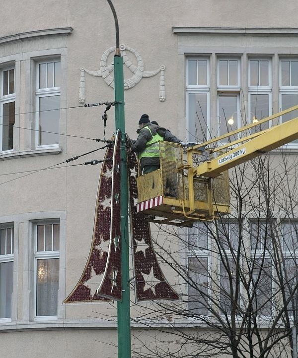 We wtorek drogowcy ozdabiali okolice ronda Kaponiera