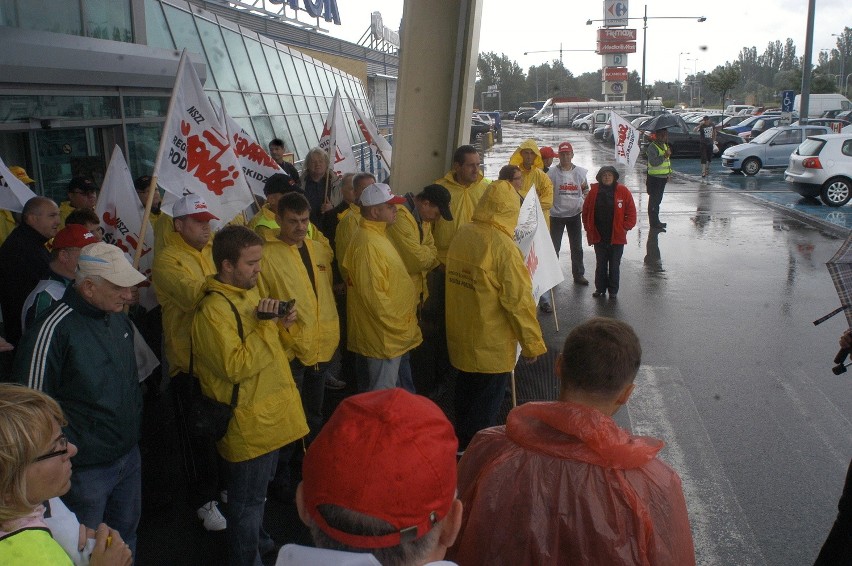 Bielsko-Biała: Pikieta związkowców przed hipermarketem Carrefour [ZDJĘCIA]