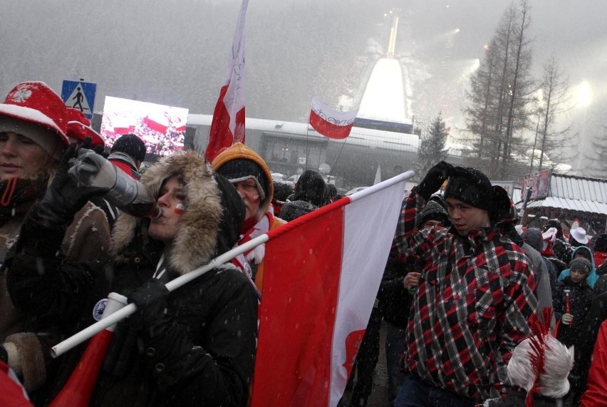 Wzruszający Skok do Celu Małysza na przekór pogodzie [ZDJĘCIA]