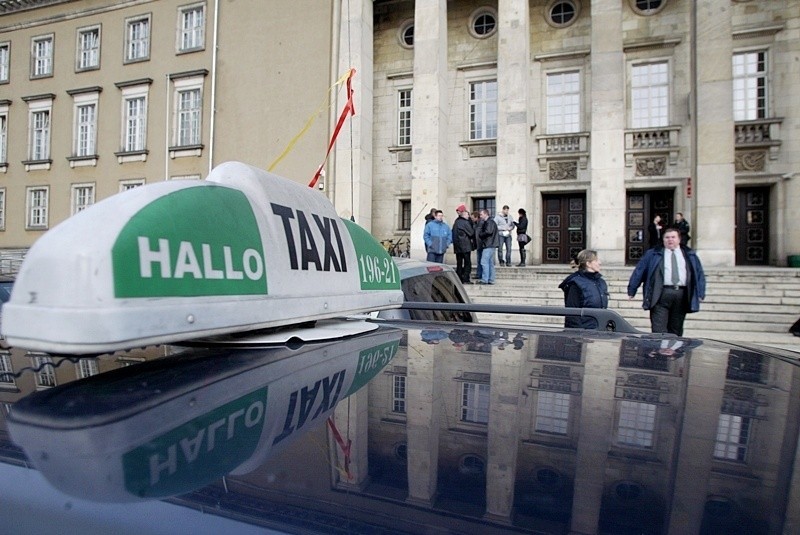 Wrocław: Pikieta taksówkarzy przed urzędem (ZDJĘCIA)