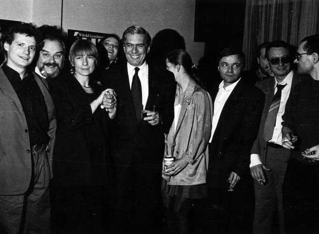 Mario Vargas Llosa w otoczeniu aktorów i realizatorów spektaklu w Teatrze im. Jaracza.
