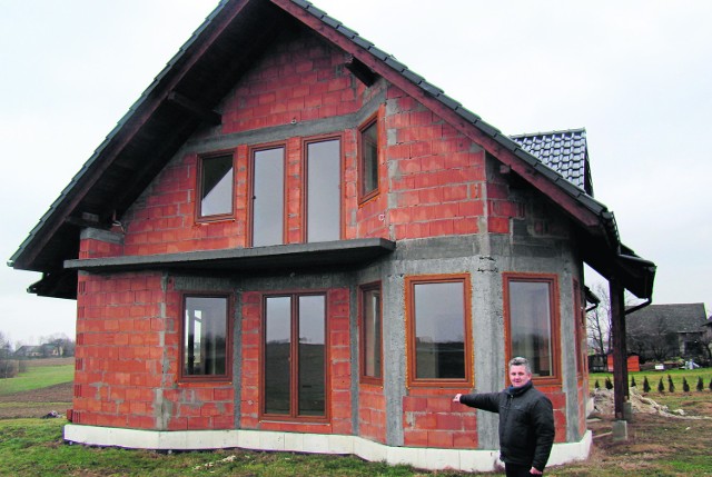 Andrzej Księżarczyk pokazuje, że dom prawie gotowy, ale na finiszu pojawił się problem z gazem