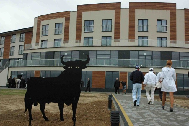 Makiety byków stoją przed hotelem Mistral Sport