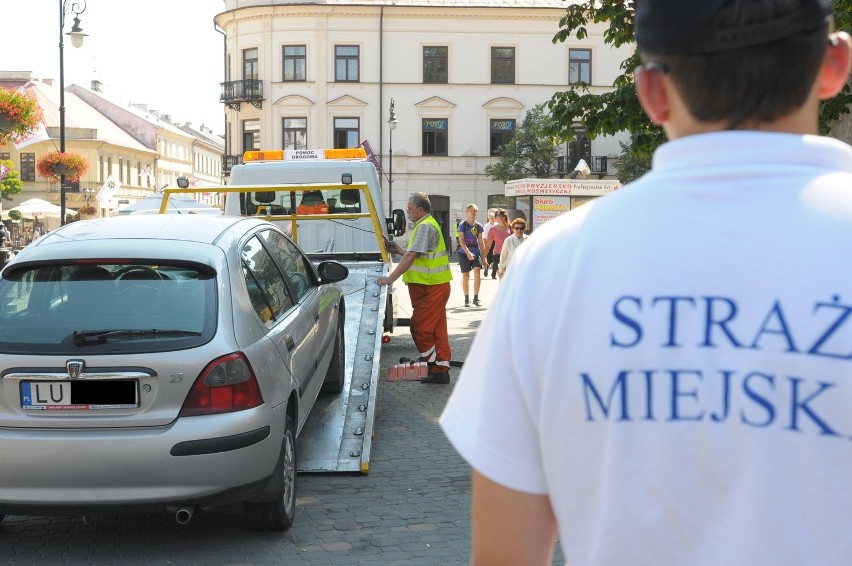 Straż Miejska odholowała auta z Krakowskiego Przedmieścia (ZDJĘCIA)