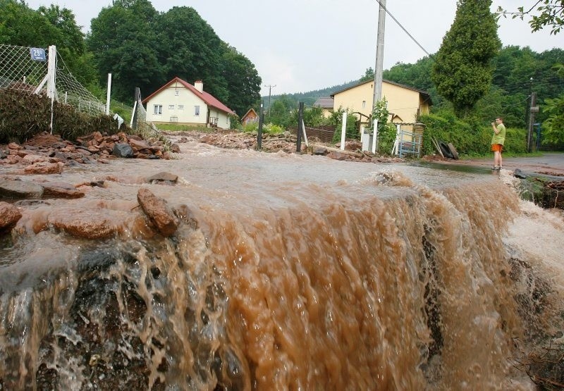 Głuszyca, Łomnica: Trwa wielkie sprzątanie po powodzi. ZDJĘCIA I FILMY