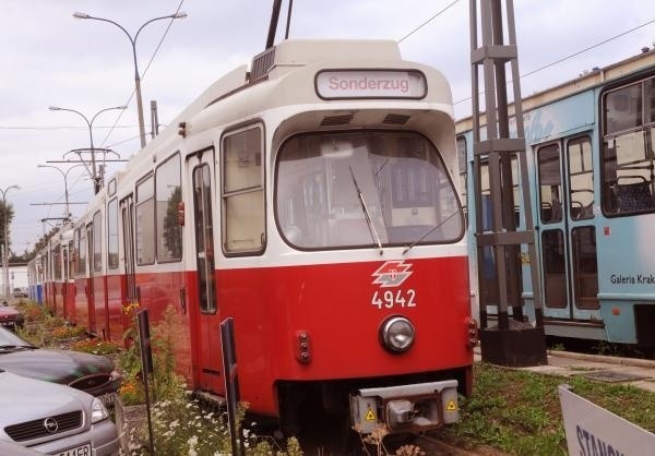Nowe stare tramwaje na śląskich torach. Tym razem z Wiednia [FILM, ZDJĘCIA]