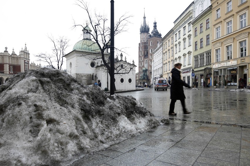 Odwilż w Krakowie, a na Rynku Głównym hałdy śniegu [ZDJĘCIA]