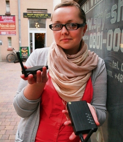 Nadajnik i odbiornik oraz modne okulary z wbudowaną kamerą - najnowsze gadżety do  ściągania.