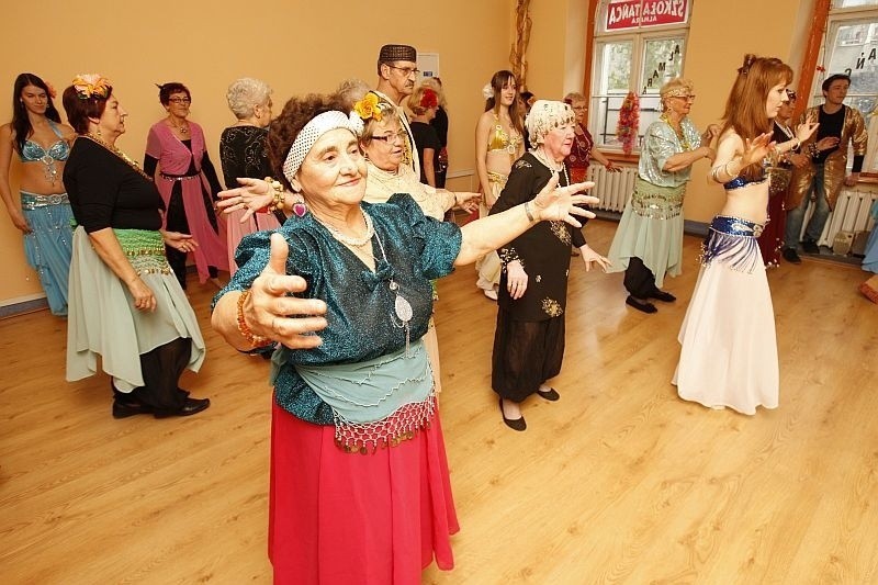 Wrocław: Seniorki trenują taniec brzucha (ZDJĘCIA)