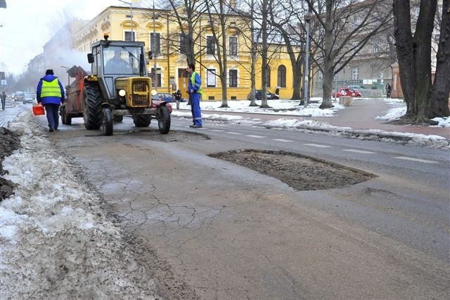 Tarnów: ruszyły pozimowe prace remontowe [ZDJĘCIA]