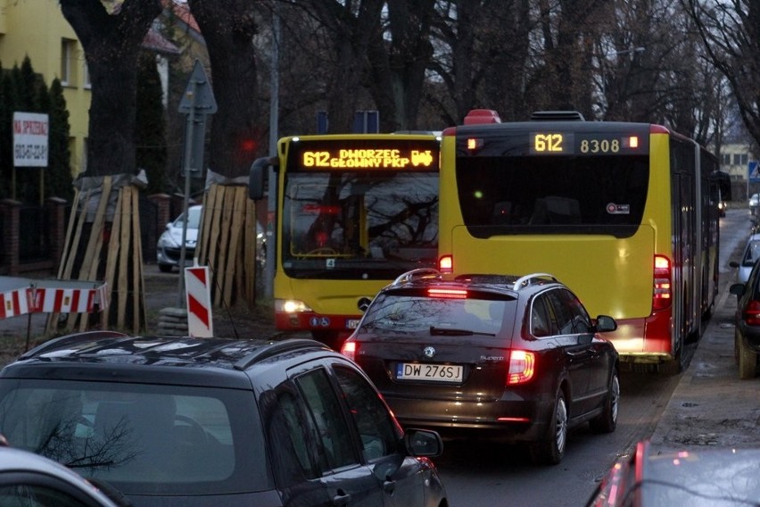 Po zmianie organizacji ruchu autobusy MPK ledwo mieszczą się na Ołtaszyńskiej (ZDJĘCIA)