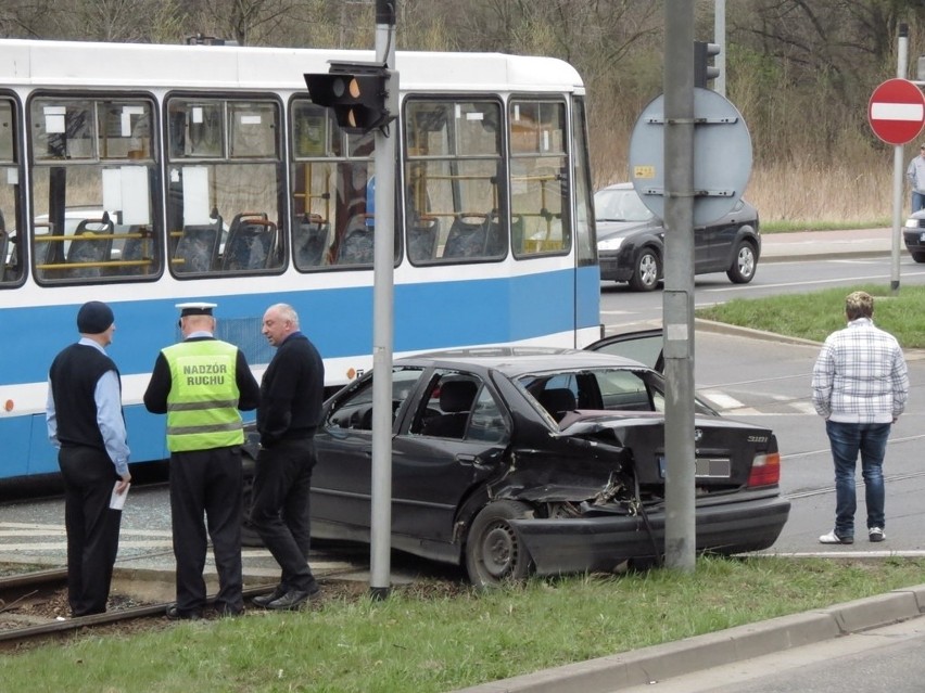 Wrocław: Zderzenie z tramwajem na ul. Osobowickiej (ZDJĘCIA)