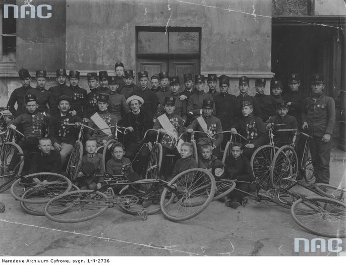 Członkowie koła cyklistów, w środku prof. Rudolf Wacek....