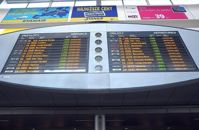 W hali odlotów poznańskiej Ławicy czeka 162 pasażerów