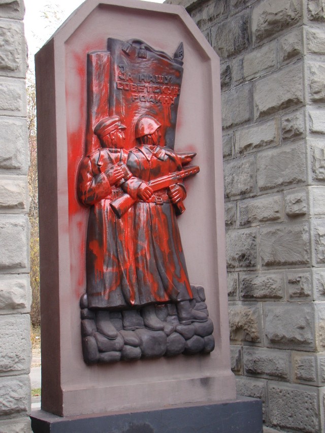 Oblany czerwoną farbą pomnik żołnierzy radzieckich w Sączu